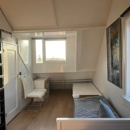 Zolderstudio Dichtbij Goffert Met Eigen Badkamer En Wc, Eigen Keuken, Eigen Ingang