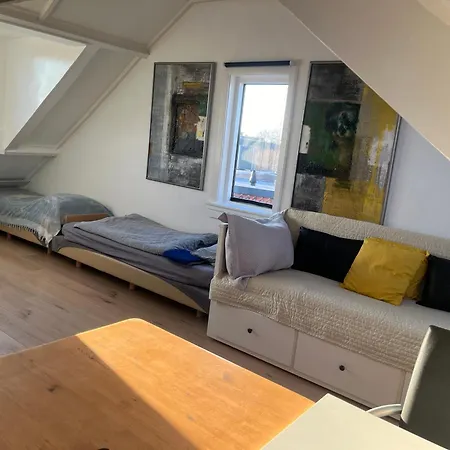 Bed & Breakfast Zolderstudio Dichtbij Goffert Met Eigen Badkamer En Wc, Eigen Keuken, Eigen Ingang