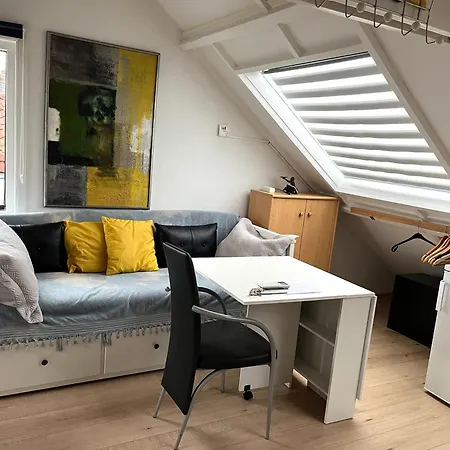 Zolderstudio Dichtbij Goffert Met Eigen Badkamer En Wc, Eigen Keuken, Eigen Ingang Bed & Breakfast *
