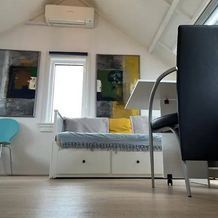 Zolderstudio Dichtbij Goffert Met Eigen Badkamer En Wc, Eigen Keuken, Eigen Ingang Nijmegen