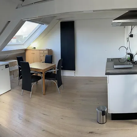 Zolderstudio Dichtbij Goffert Met Eigen Badkamer En Wc, Eigen Keuken, Eigen Ingang Bed & Breakfast *