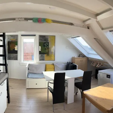 Zolderstudio Dichtbij Goffert Met Eigen Badkamer En Wc, Eigen Keuken, Eigen Ingang Bed & Breakfast Nijmegen