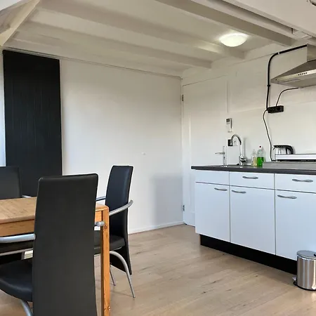 Zolderstudio Dichtbij Goffert Met Eigen Badkamer En Wc, Eigen Keuken, Eigen Ingang Nijmegen