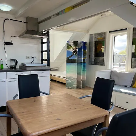 Zolderstudio Dichtbij Goffert Met Eigen Badkamer En Wc, Eigen Keuken, Eigen Ingang *