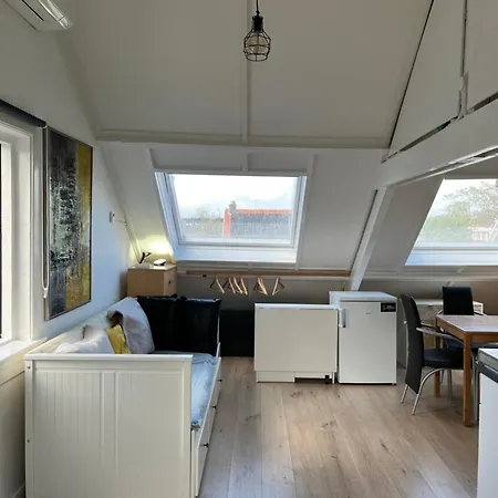 Bed & Breakfast Zolderstudio Dichtbij Goffert Met Eigen Badkamer En Wc, Eigen Keuken, Eigen Ingang