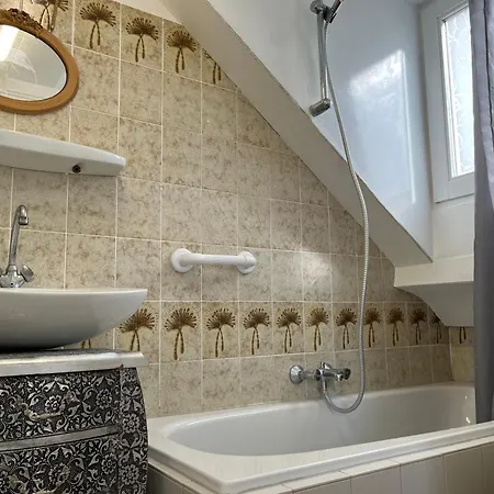 Zolderstudio Dichtbij Goffert Met Eigen Badkamer En Wc, Eigen Keuken, Eigen Ingang نايميخين