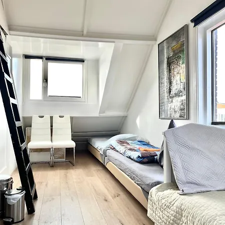Zolderstudio Dichtbij Goffert Met Eigen Badkamer En Wc, Eigen Keuken, Eigen Ingang Bed & Breakfast *