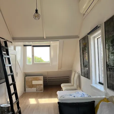 Zolderstudio Dichtbij Goffert Met Eigen Badkamer En Wc, Eigen Keuken, Eigen Ingang Bed & Breakfast *