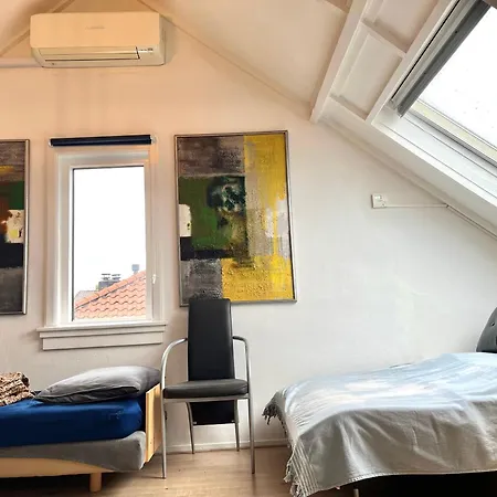 Zolderstudio Dichtbij Goffert Met Eigen Badkamer En Wc, Eigen Keuken, Eigen Ingang 3*