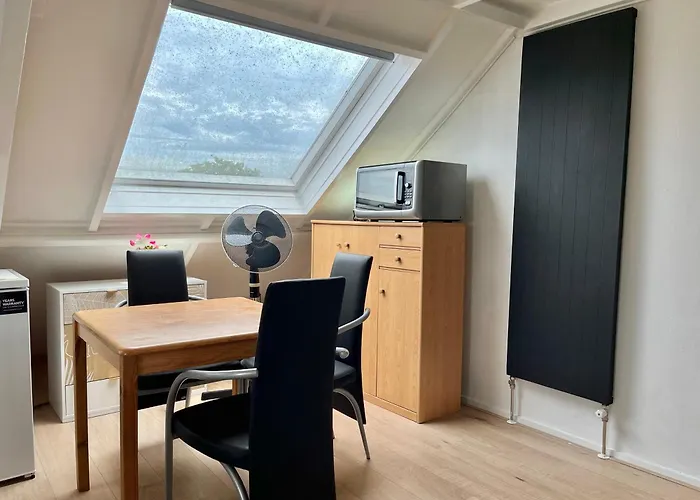 Zolderstudio Dichtbij Goffert Met Eigen Badkamer En Wc, Eigen Keuken, Eigen Ingang Bed & Breakfast